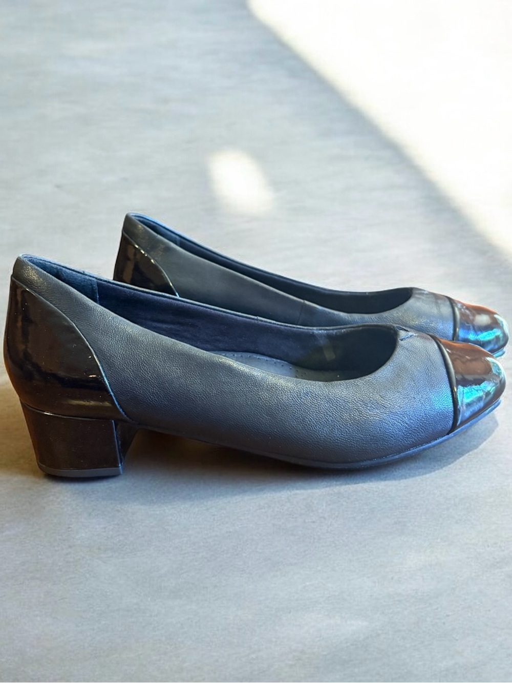Double Wide Trotters Daisy Patent Leather Cap Toe. Low Block Heel. Pristine.